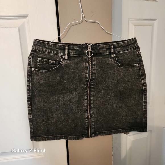 Mini Skirt - Picture 2 of 3